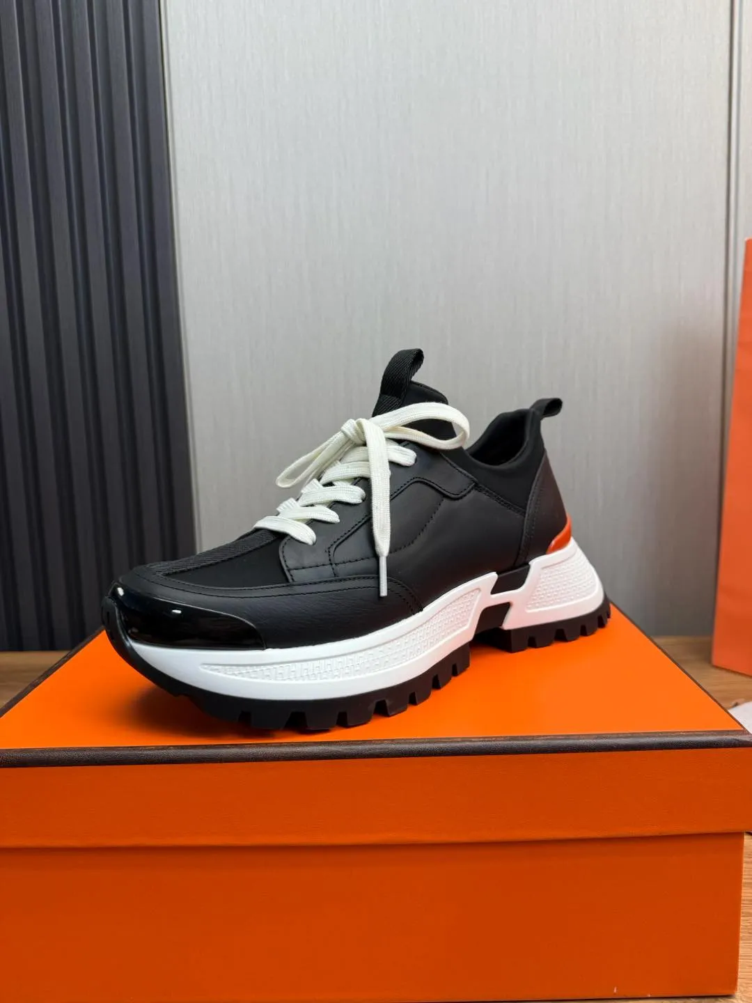 Men's men's shoes 💰780💰 HERMES/Hermès ** men's sports shoes The uppers are made of printed high-tech jersey fabric and calfskin sports shoes. The oversized sole features a geometric pattern and signature "H" detailing for an outdoor style. Black rubber sole, white rubber midsole, black and orange rubber inserts, tundra green lambskin insole, black high-tech canvas lining! Size: 39-40-41-42-43-44 (customized in 38.45)